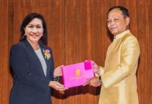 รมว.ศธ.มอบเข็มเชิดชูเกียรติทรู