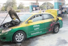 ไฟไหม้รถแท็กซี่ในปั้มน้ำมันแถวบางพลี