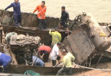 จ.บึงกาฬ นำเรือกำปั่นไอน้ำเข้าเก็บภายในวัดชาวบ้านยังหลั่งไหลมาชม