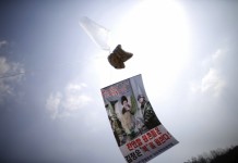 กลุ่มนักเคลื่อนไหวเกาหลีใต้และอเมริกัน ปล่อยใบปลิวต่อต้านเกาหลีเหนือข้ามชายแดน