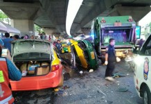 คนขับรถขยะเมาขับมาชนแท็กซี่และจักรยานยนต์ที่จอดข้างทาง 6 คันรวด