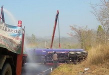 รถพ่วงบรรทุกเบนซิน4หมื่นลิตรพลิกคว่ำที่แม่สอด-ตาก