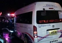 รถพ่วง 18 กลับรถกะทันหัน ชนรถตู้โดยสารวังน้อย อยุธยา เจ็บ 11 คน