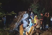รถฮอนด้าแจ๊ส ซึ่งเสียหลักพุ่งชนต้นไม้ ตกข้างทางเสียชีวิต 4 บาดเจ็บ 6