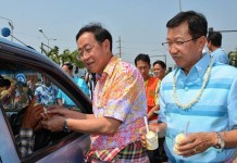 รมต.คมนาคม แจกไอติมแก้ง่วง