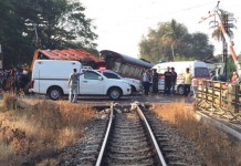 รถขยะฝ่าแผงกั้น พุ่งชนรถไฟสุไหงโก-ลก-สุราษฎร์ธานี ตาย1 เจ็บหลายคน