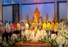 พระบรมโอรสาธิราชฯ โปรดเกล้าฯให้ผู้แทนพระองค์เชิญพวงมาลาพระราชทาน วางหน้าโกศศพ “บรรหาร”