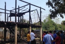 หนุ่มใช้ที่ชาร์จแบตมือถือปลอมแล้วหลับ ไฟช็อตไหม้บ้านทั้งหลัง