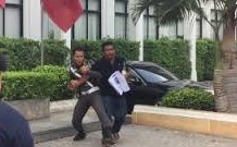 ตร. เผย กรณีชายบุกน้ำมันราดตัว ไม่จำเป็นต้องยกระดับ รปภ.