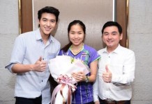 เจมส์-จิ มอบดอกไม้ น้องเมย์ -รัชนก