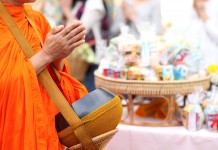 ชาวสุพรรณบุรีร่วมอาลัย“บรรหาร” พร้อมตักบาตรอุทิศส่วนกุศล