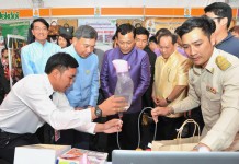 รองนายกรัฐมนตรี ชมบูธอาชีวะ