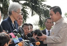 “วันชัย” เข้ามอบเสื้อที่ระลึกนายกฯ วันสื่อมวลชนโลก