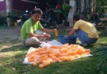 รมว.แรงงาน สั่งตรวจเข้ม ต่างด้าวขายสินค้า บริเวณทางเท้า