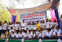 นักตบลูกยางสาวไทย และสต๊าฟโค้ช ร่วมกันทำบุญทอดผ้าป่าสามัคคี