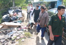 เด็กชาย ทำแปลก คล้ายสุนัข