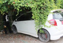 … รถยนตร์ ป้ายแดง ปริศนา จอดทิ้งตากแดดตากฝนนานกว่าหกเดือน