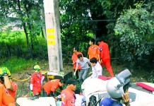 “แพทย์” ขับเก๋งไปทำงานโรงพยาบาลเกิดเหตุรถพุ่งไถลลงถนนชนเสาไฟพังยับ