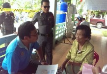 “ประชามติ” ครึ่งวัน มีฉ๊กบัตรกว่า6ราย มีทั้งตั้งใจ”นักกิจกรรม”กับไม่ตั้งใจ”บุคคลสูงวัย” (ดูคลิป)