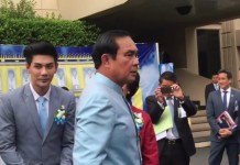 “นายกฯ” เปิด”ตลาดฯ” มอบพัดปัดเป่า ชักสีหน้าไม่พอใจต่อคำถาม คลิป”โน๊ตฯ” กล่าวว่า…??? (ชมคลิป)