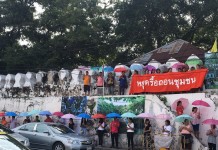 มวลชน”ป้อมมหากาฬ” จัด “กางร่มห่มป้อม” ต้าน กทม.รื้อ…ชุมชน