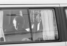 พสกนิกรสุดปลาบปลื้ม “พระราชินี” เสด็จฯร่วมขบวนอัญเชิญพระบรมศพ – เปล่งเสียง “ทรงพระเจริญ” กึกก้อง