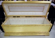 ช่างทำ “หีบพระบรมศพ” เผยใช้ไม้สักทองอายุกว่า 100 ปี ปิดทองแท้ทั้งใบ