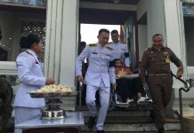 พสกนิกรทั่วทุกทิศทั้งประเทศเนืองแน่นเข้า ถวายสักการะ” พระบรมศพ” ……“แม่อุ้ย” ชาวเชียงใหม่วัย 70 ปี ตั้งจิตแน่แน่วมาแต่ตี4