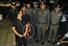 ซ้อนแผนจับมือชั่วล้วงกระเป๋า”สนามหลวง” เหยื่อทำทีโทรเจรจาขอมือถือคืนแลกเงิน600บาท ก่อนส่งซิกจับ