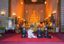 “ในหลวงร.10” ทรงฉายพระรูปพร้อม พระเทพฯ-ฟ้าหญิง-ทูลกระหม่อมฯ หน้าพระบรมโกศ