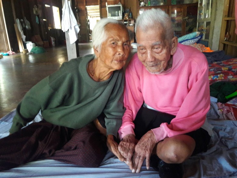 คู่ชื่นหวานรัก“ตา-ยาย”อายุ 100 ปี ชีวิตคู่สองตา-ยาย ยังหวานชื่นในวัน ...