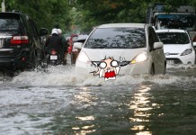 วิธีขับรถลุยน้ำท่วมให้ปลอดภัย เครื่องไม่ดับ!