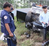 แชร์สนั่น ลูกชายนายกเทศมนตรีขับ BMW คว่ำ รถพังแต่ยังเท่ วันนี้ 16 มิย.60 15:39 น.