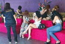 ทลายอาบอบนวดดัง เปิดค้ากามกลางกรุง พบจะจะ 2 สาวกำลังให้ระเริงกามฯ ล็อกตัวพ่อเล้า(ชมคลิป)