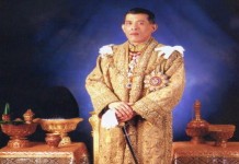 “ร.10″ทรงพระกรุณาโปรดเกล้าฯ ทหารมหาดเล็กฯเก็บขยะคลองระบายน้ำ เขตจตุจักร-ดอนเมือง บรรเทาน้ำท่วมขัง