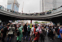 #ถ่ายทอดเหตุการณ์สด#ม็อบ 16 ตุลา 63 #เวลา 16.30 น. ณ.บริเวณ #”สี่แยกปทุมวัน#”มวลชน” #ปักหลัก “ชู 3 นิ้ว” #ถ่ายทอดเหตุการณ์สด#ม็อบ 16 ตุลา 63 #เวลา 16.30 น. ณ.บริเวณ #"สี่แยกปทุมวัน